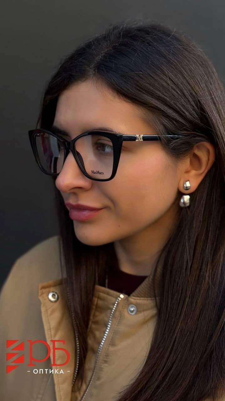 Оправа Max Mara на модели